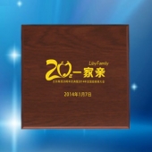 2014年1月：定制广州立白集团20周年庆纯金币镶嵌水晶摆件