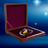 2014年1月：定制广州立白集团20周年庆纯金币镶嵌水晶摆件