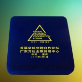 2015年7月订制　重庆一带一路金融合作论坛纯金纪念徽章订制