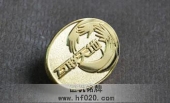 年会西服西装上佩戴徽章,佩戴高档胸针